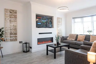 Stalybridge Sanctuary - Luxe Hot Tub Retreat photo 4