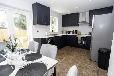 Central Telford Home - Sleeps 8 - Private Parking photo 4